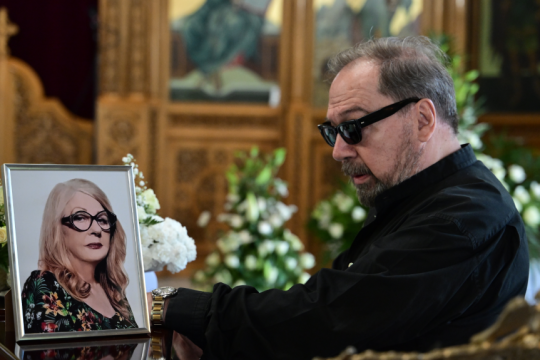 Ο Σταμάτης Φασουλής στην κηδεία της Άννας Παναγιωτοπούλου